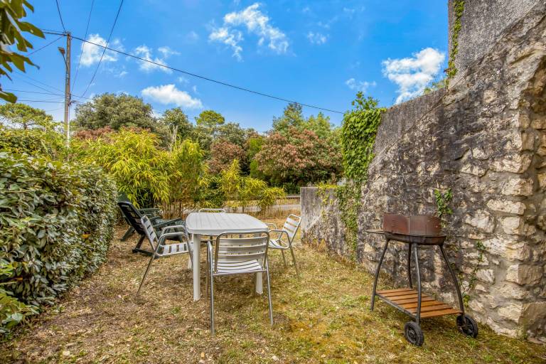 Fully equipped beautiful vacation home with fast internet, BBQ & terrace | Garden view | Pet-friendly — photo 5
