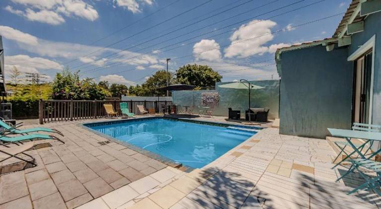 Phindulo Bed and Breakfast No Loadshedding Smart TVs & unlimited free fibre wifi