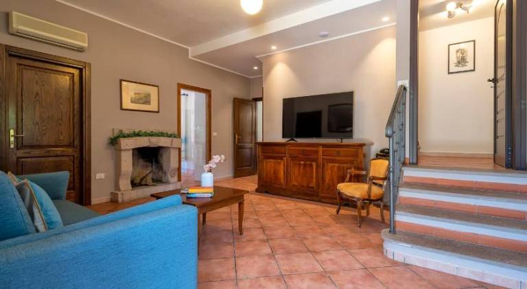 Villa with pool — photo 4