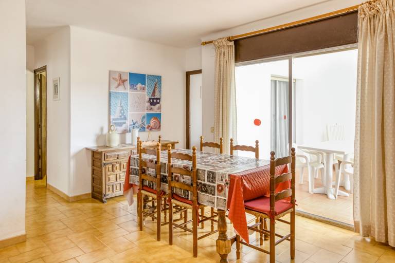 Apartment on 'Paseo Marítimo 3-3' close to the Beach with Terrace & Wi-Fi in Llanca