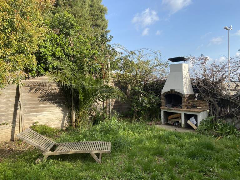 Vacation home with BBQ, patio & yard | Garden view — photo 3