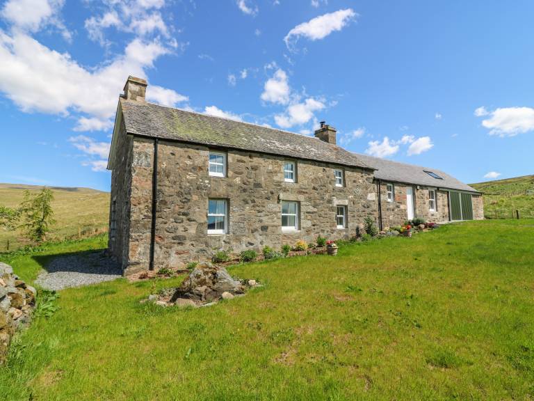 Children-friendly beautiful cottage with patio & garden | Pets allowed — photo 4