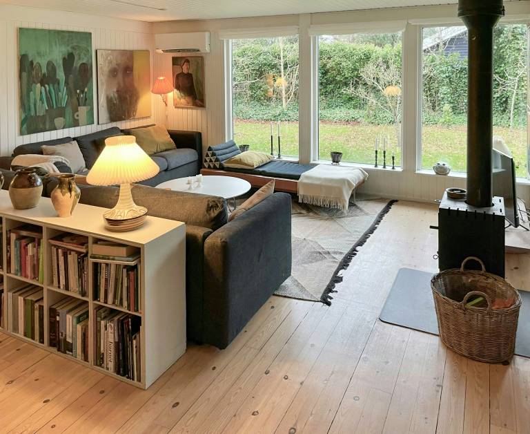 Art-filled cottage by heath and bathing beach — photo 2