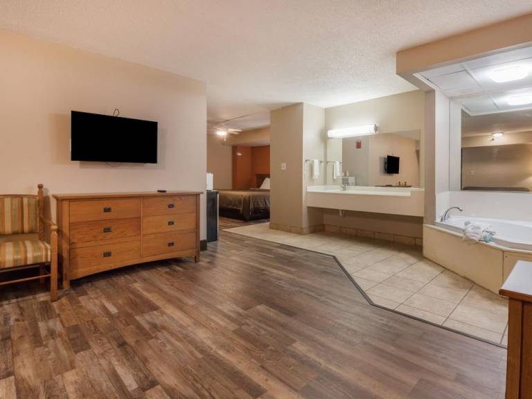 Mountain Vista Inn & Suites - Near the Island InPigeon Forge — photo 2