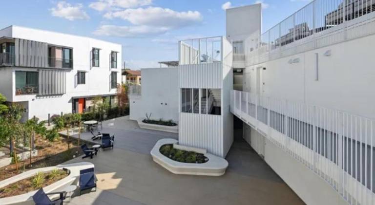 Fully equipped rental apartment with yard & terrace | Suitable for remote work | Pets allowed — photo 4