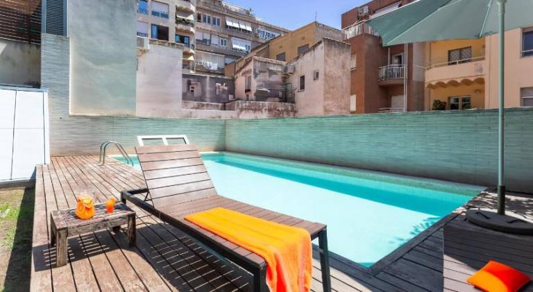 Rental apartment with patio, yard & pool | Near Park Güell — photo 5