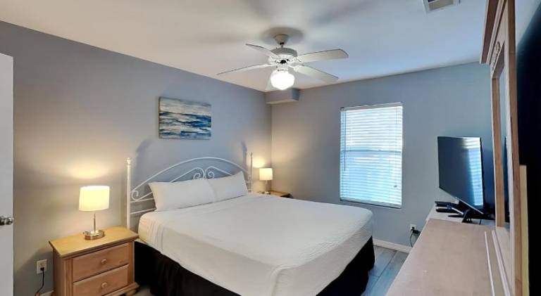 Holiday apartment with pool & hot tub in Miramar Beach, FL