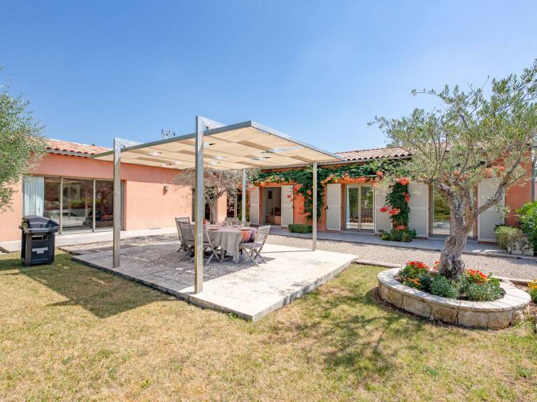 Fully equipped charming vacation home with yard, barbeque & patio | Pets are welcome — photo 2