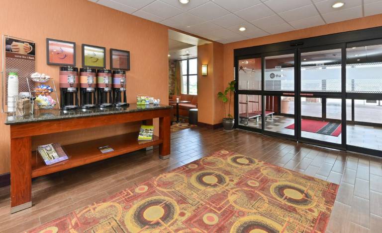 Hampton Inn Muscatine — photo 4