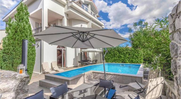Vacation home with pool in Lovran