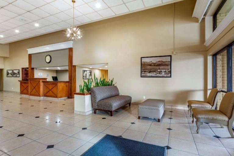 Clarion Inn & Suites Roswell — photo 4