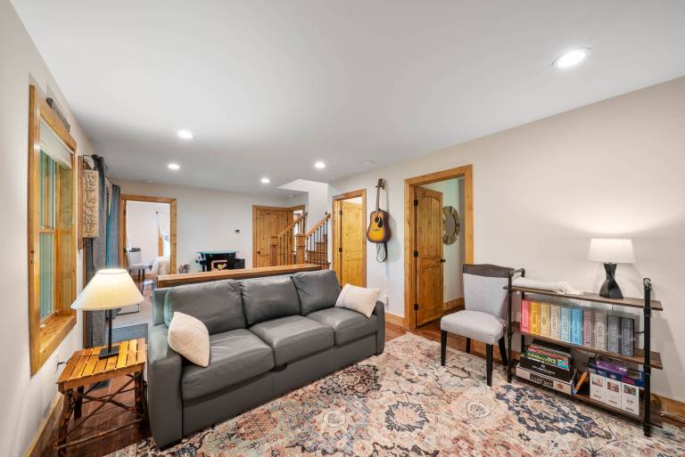 Family-friendly cabin with BBQ & hot tub | Mountain view | Pets allowed — photo 3