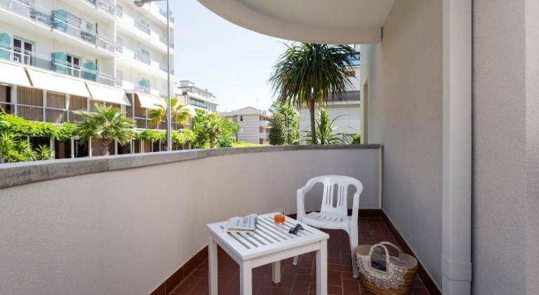 Rental apartment with patio — photo 5