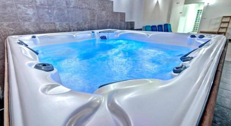 Apartment with jacuzzi — photo 5