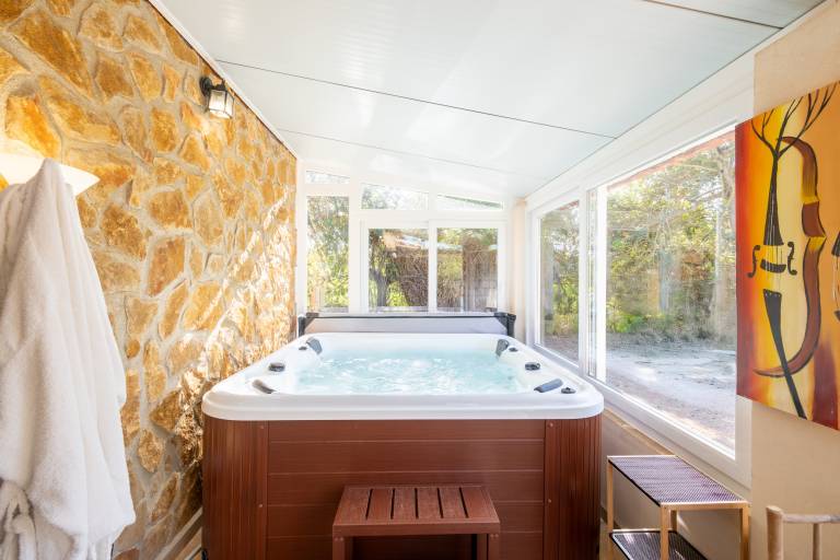 Villa with garden, terrace & jacuzzi | Garden view | Suitable for remote work — photo 3
