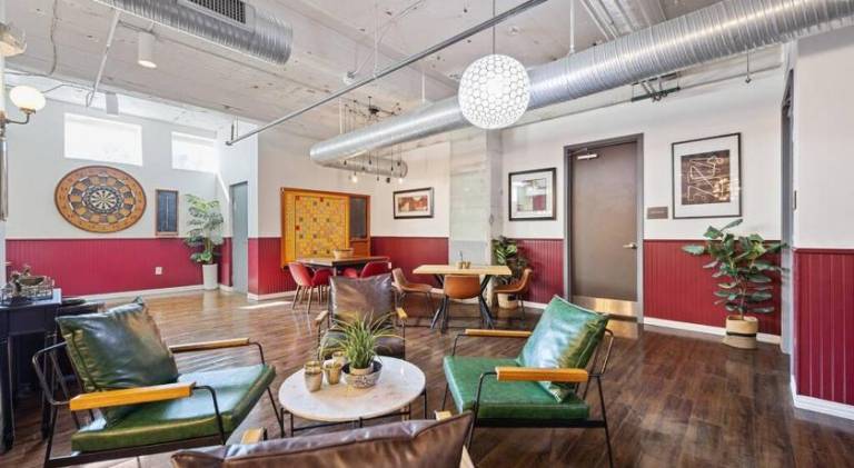 Stunning Downtown Apartment with Pool, Laundry, Parking — photo 4