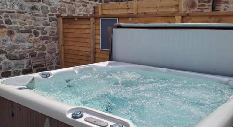Vacation home with hot tub — photo 3