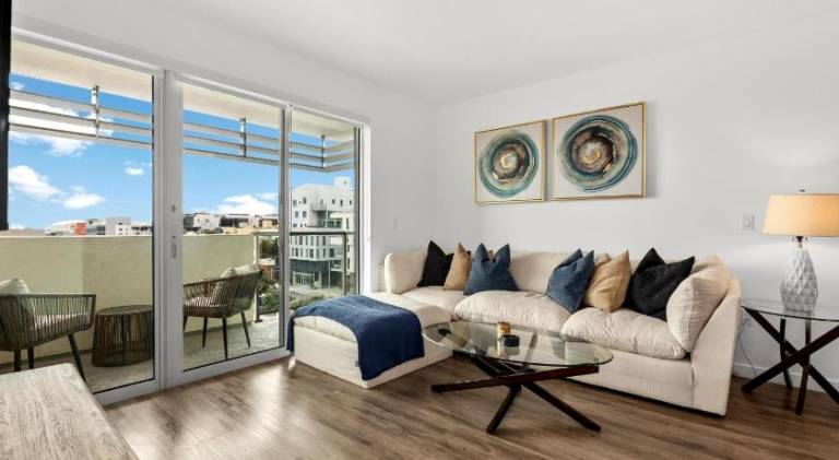 Luxury Penthouse 2-BR - with Pool & Gym Access in Santa Monica, CA