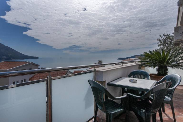 Serviced apartment with pool & patio — photo 4