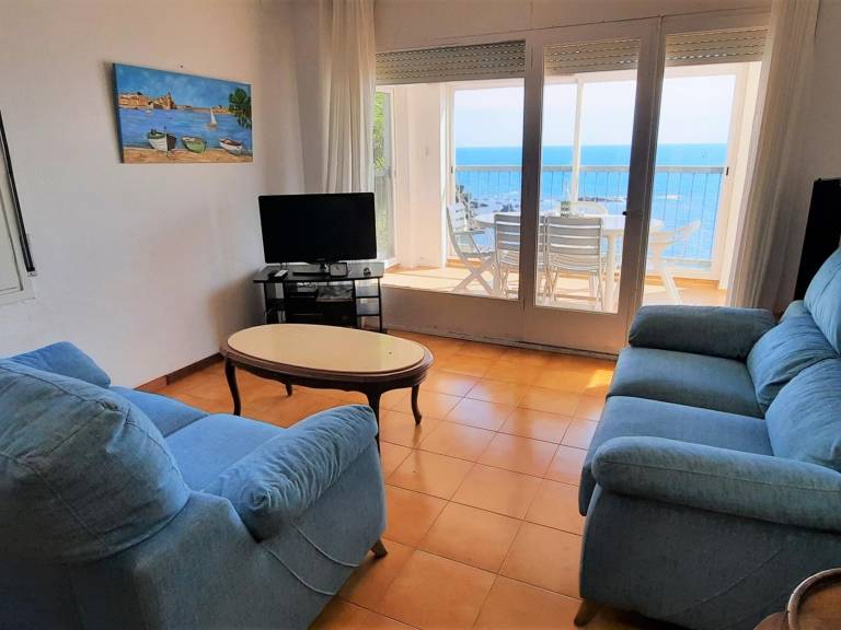 Spacious apartment in Llançà with sea view, terrace, parking, and pets allowed — photo 4