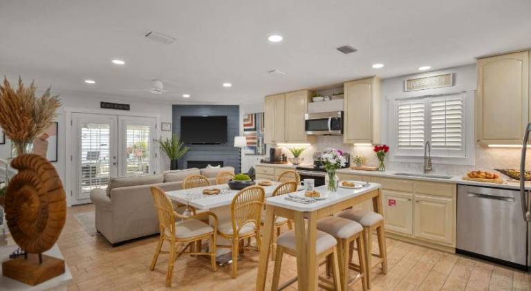 Newly Renovated 2-min Walk to the Beach The Coastal Cottage by AvantStay — photo 3
