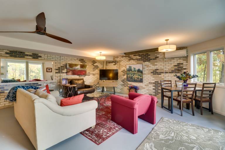 Renovated Studio on 5 Acres Near Vineyards