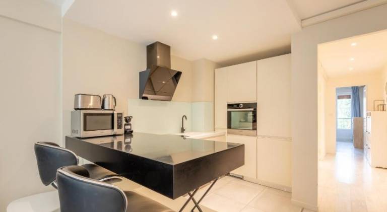 Apartment with patio in Antibes
