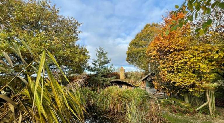 Charming lodge with jacuzzi & yard | Pet-friendly — photo 3