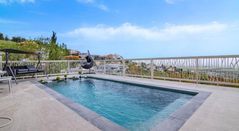 180 m&sup2; Villa