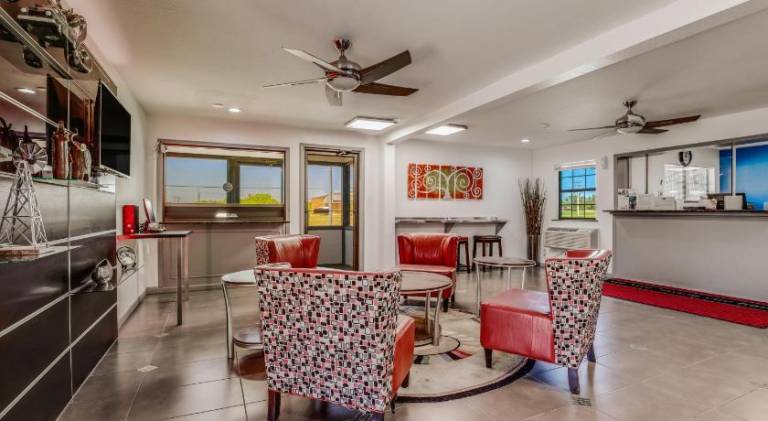 Econo Lodge Inn & Suites Enid South — photo 2
