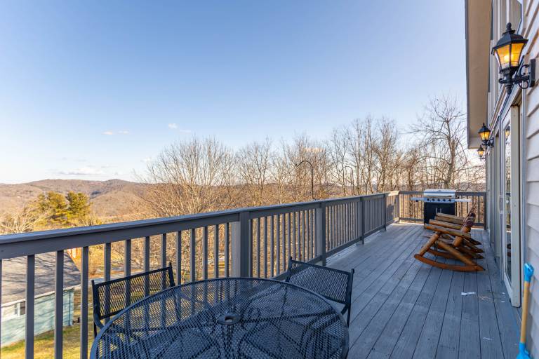 Welcome Home - Great View, Hot Tub, Foosball Table, Fire Pit, 15 minutes to Boone! — photo 3
