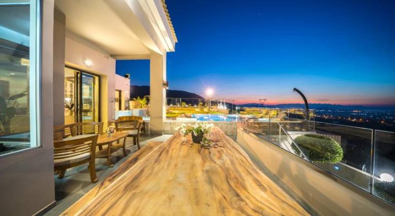 Villa with pool & hot tub — photo 4