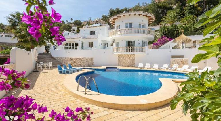 Fully equipped villa with yard, patio & barbeque | Pets allowed in Mora