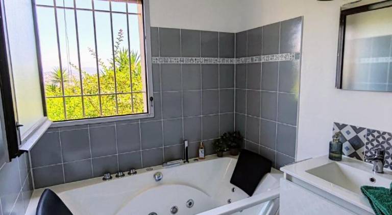 Holiday apartment with garden, terrace & pool — photo 4