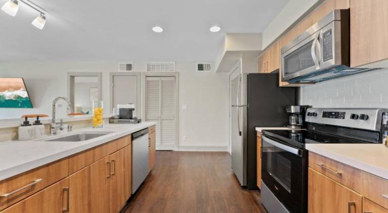 Marina Blue - Sun-Drenched 2BR with Balcony Overlooking the Port, GYM and POOL — photo 5