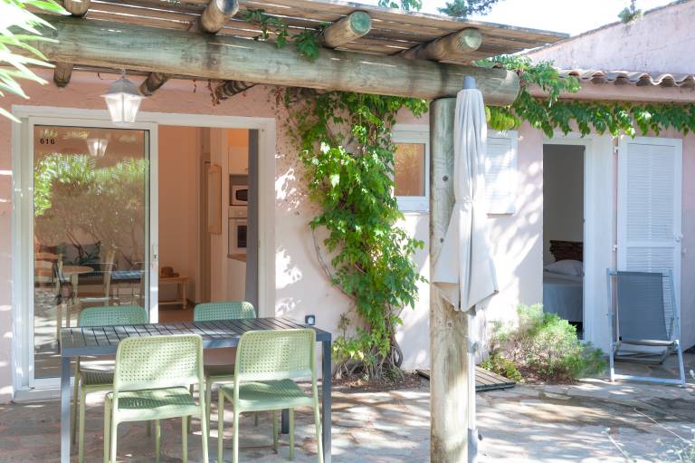 Family-oriented holiday park with patio, BBQ & pool | Garden view | Close to the beach | Pet-friendly — photo 3
