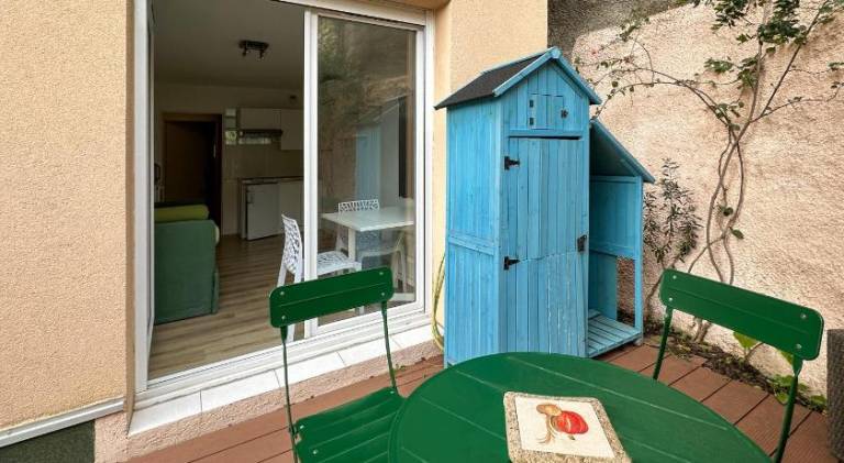 Holiday apartment with patio & garden — photo 2