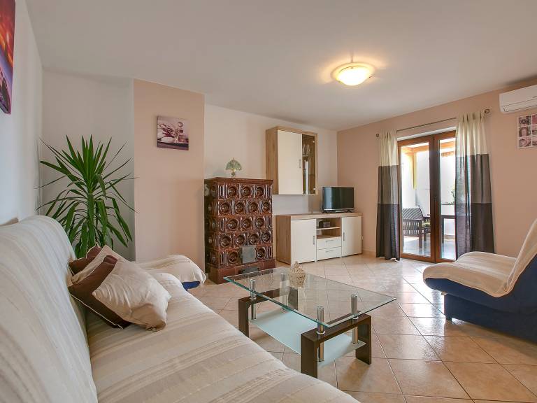 Fully equipped lovely apartment with patio & yard | Pet-friendly — photo 2
