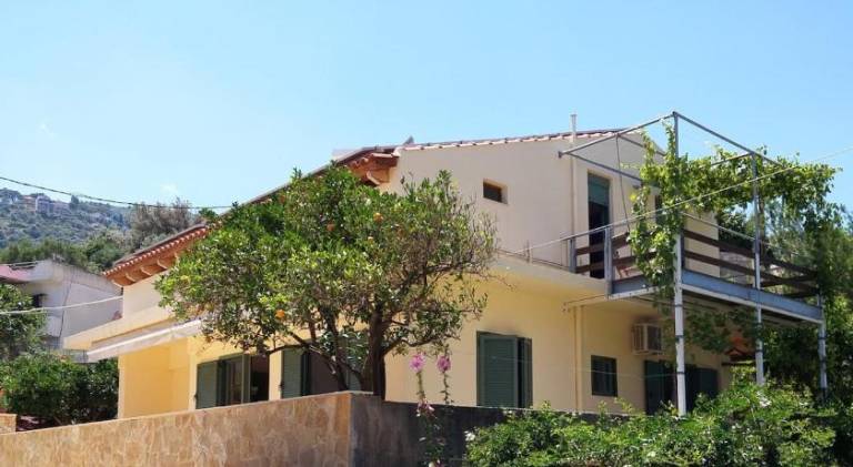 House with patio, BBQ & yard in Heraklion
