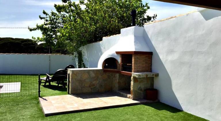 Vacation home with patio, garden & private pool | Pet-friendly — photo 4