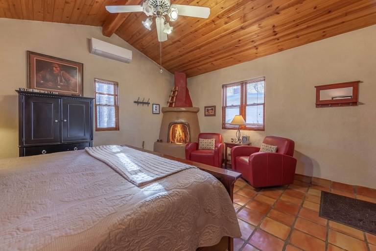 Bed and Breakfast in Taos from 97 HomeToGo
