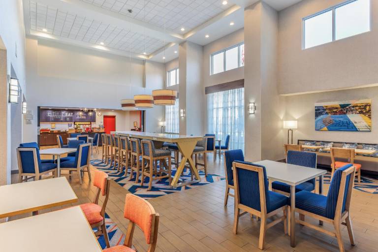 Hampton Inn & Suites Parkersburg Downtown — photo 2