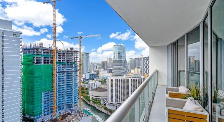 Holiday apartment with pool | Near Bayfront Park — photo 4