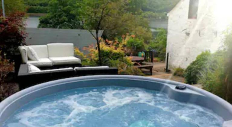 House with hot tub — photo 5