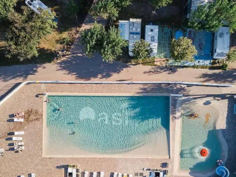 Mobile home with pool — photo 2