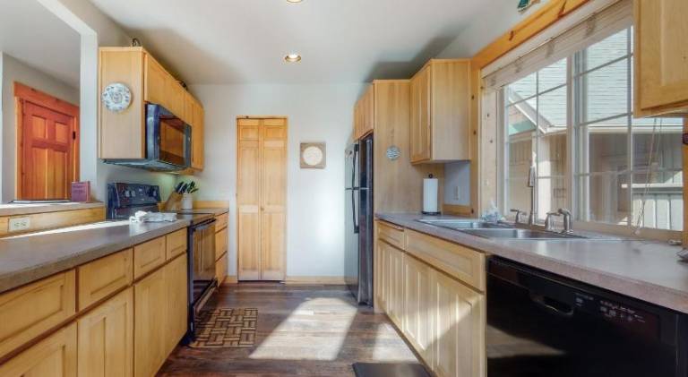 Nice chalet with pool & hot tub | Pets allowed — photo 4