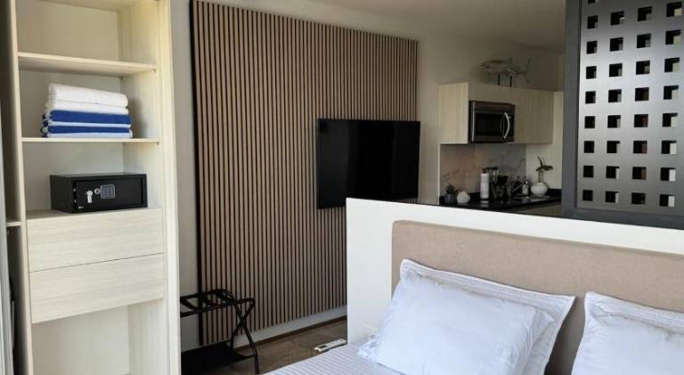 Apartment with pool — photo 2