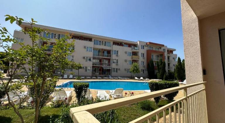 Apartment with pool — photo 4