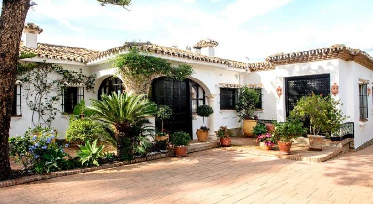 Fully equipped ample villa with patio, private pool & garden | Perfect for remote work | Pet-friendly — photo 2