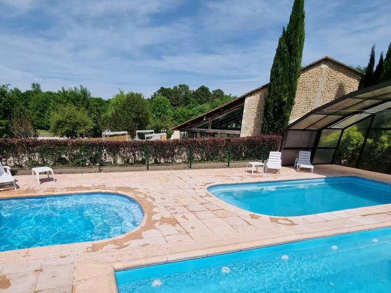 Lovely chalet with patio & pool | Pets are welcome — photo 3